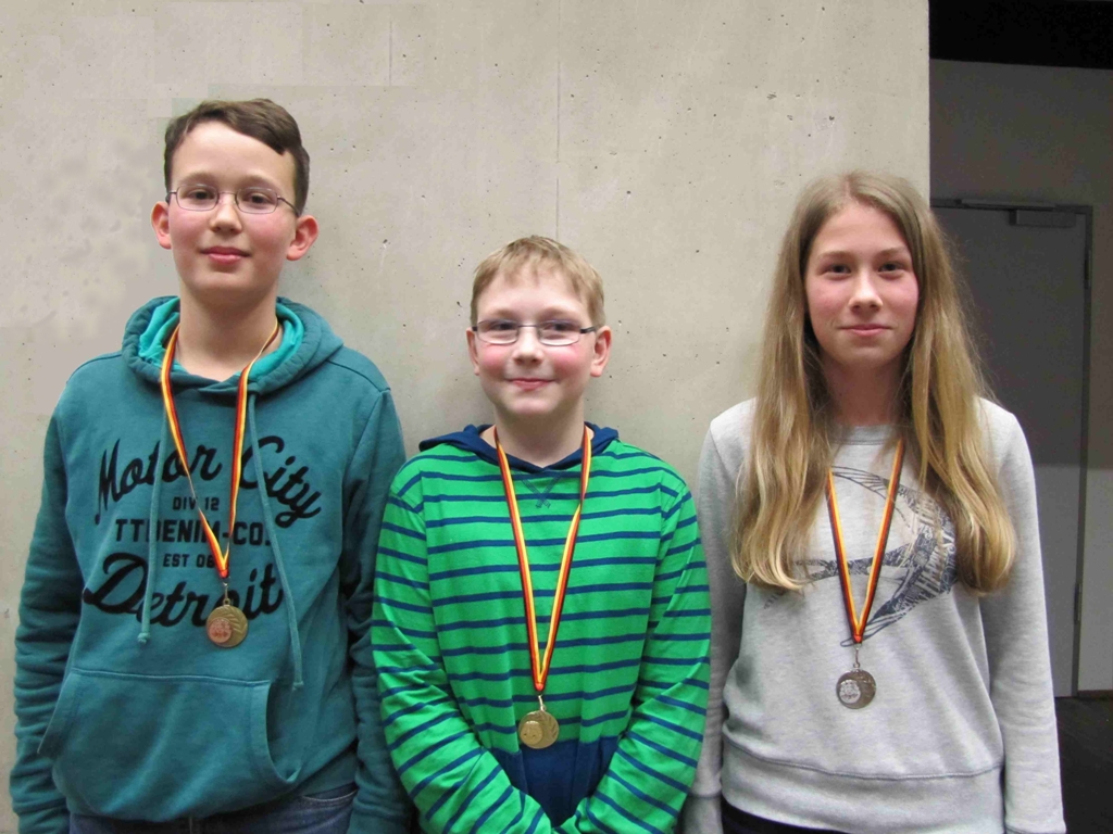 Sieger der Gruppe A Platz 1 : Manuel Zebandt (2.v.l.) / Platz 2 : Katrin Leser (3.v.l.) / Platz 3 : Julian Kraft (1.v.l.)