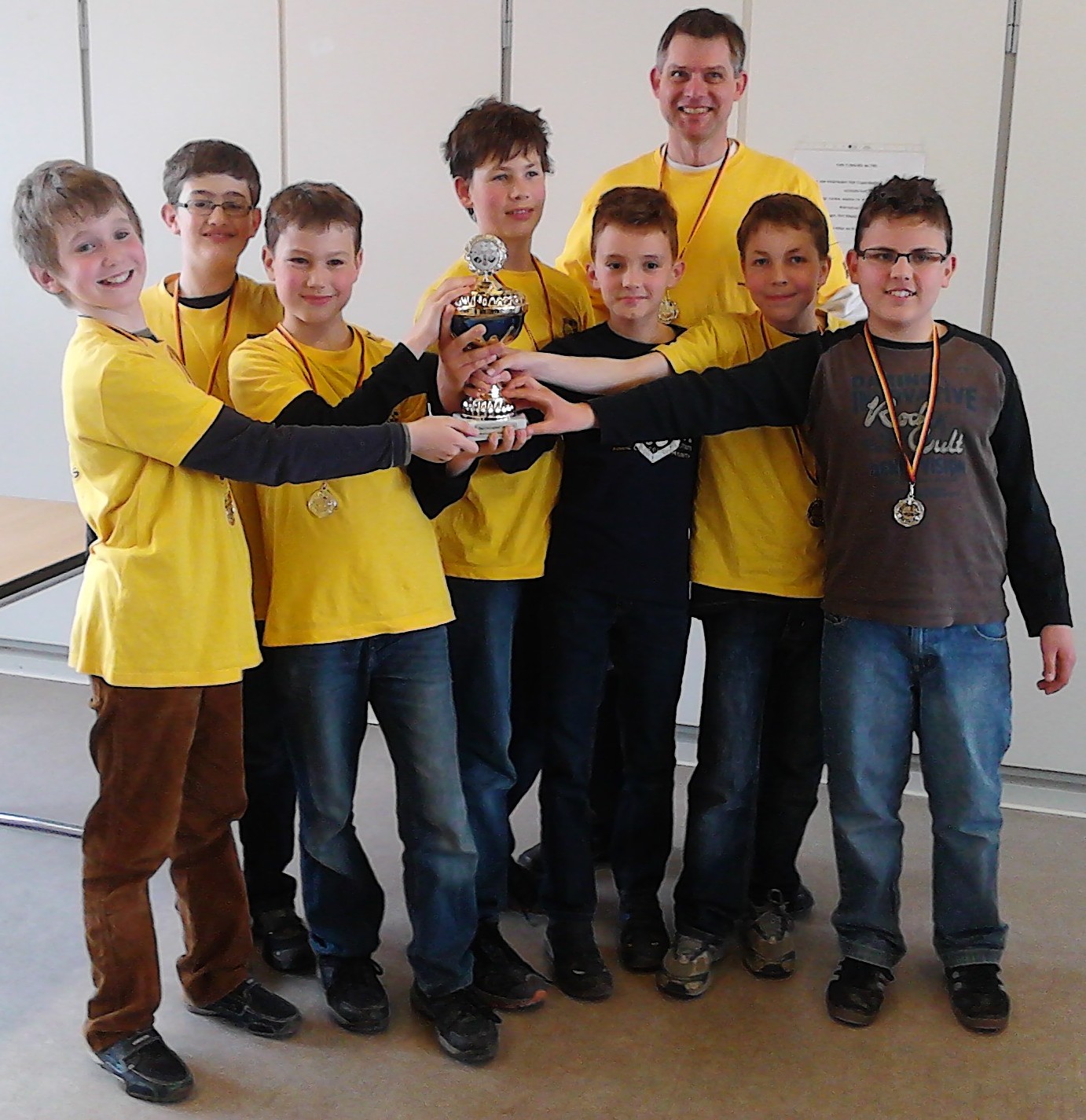 Siegerfoto v.l.n.r.: Daniel Minsinger, Benjamin Hahn, Mark Jüttner, Dennis Jüttner, Jan Brunner, Betreuer Daniel Hoefer, David Raichle, Kaan Kümpel