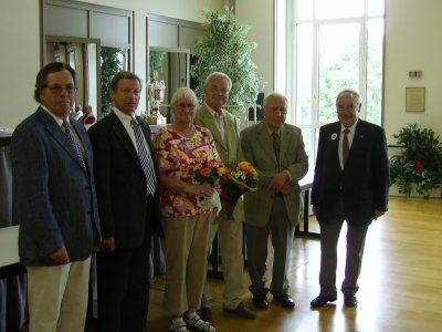 vlnr.: Präs. Dr. Hans Ellinger, Bernd Zäh, Frau Helga Schmid, Hartmut Schmid, Senioren-Ref. Hajo Gnirk, Ehrenpräs. Hanno Dürr
