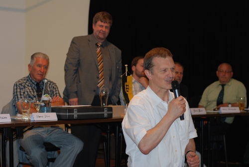 Das Präsidium lauscht den Worten unseres Ehrengastes DSB-Präsident IM Herbert Bastian. Im Hintergrund steht Armin Winkler. Als Vize-Präsident trat er zurück, als Präsident holte man ihn zurück.