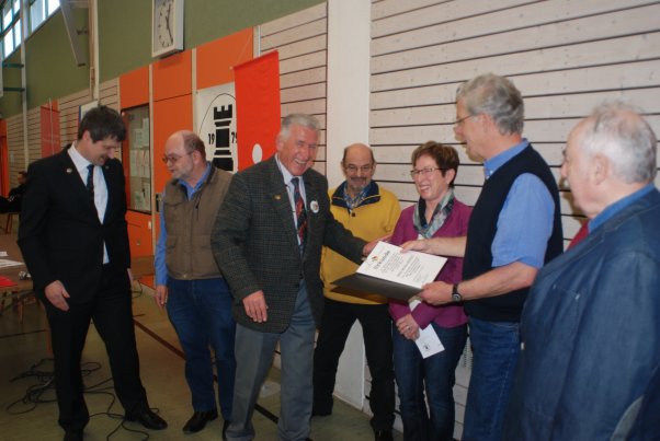 Von l.n.r.: J&uuml;rgen Lunardi (1. Vors. SC Magstadt), Wolfgang T&ouml;lg (Bezirksleiter Stuttgart und Teilnehmer WAM), Walter Pungartnik (SVW-Vizepr&auml;sident), Peter Haug (ArGe &Ouml;rtliche Vereine), Brigitte Armbruster (1. stellv. B&uuml;rgermeisterin), Hans-Georg Kn&ouml;dler (scheidender Filalleiter Magstadt der Sparkasse BB), Hanno D&uuml;rr (SVW-Ehrenpr&auml;sident und Teilnehmer WAM).
